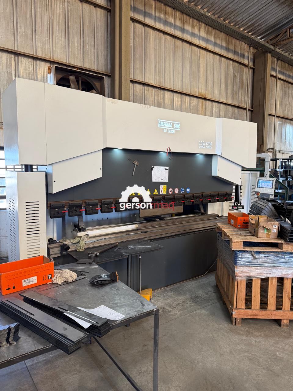 DOBRADEIRA CNC MARCA AMERICA CNC 135/3200 - ANO 2024